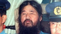 Setelah proses hukum yang panjang, hari ini Jepang akan mengeksekusi mati pemimpin sekte kiamat Aum Shinri Kyo, Chizuo Matsumoto alias Shoko Asahara (63) bersama para pengikutnya yang melancarkan aksi teror serangan gas sarin di kereta bawah tanah Tokyo pada 1995. Shoko Asahara akan menjadi orang pertama yang dieksekusi mati dengan cara digantung. Kyodo/Reuters.