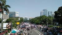Terlihat massa aksi 67 yang mayoritas berbaju putih memenuhi ruas jalan di depan Bareskrim. (Foto: Nur Azizah Rizki Astuti/ detikcom)