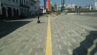Jalur pedestrian Kali Besar ini memiliki trotoar yang lebar dan melingkar sepanjang 1,2 km. Jalur pedestrian ini juga dibuat ramah bagi penyandang disabilitas. (Foto: Zhacky/detikcom)