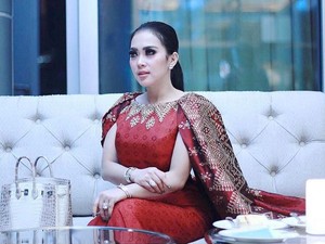 Syahrini Berkunjung ke Panti Jompo, Kaget Bertemu Nenek 104 Tahun