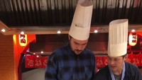 Makan di restoran tepanyaki, Jordan tak mau hanya menonton aksi chef saja. Ia juga mencoba memainkan sutil di atas meja masak datar. Foto: instagram @jhenderson