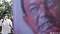 Para aksi membawa serta spanduk berisikan berbagai tulisan dan poster wajah Gubernur DKI Jakarta itu.