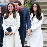 Kate mengenakan coat putih saat kunjungan ke Portsmouth, Inggris di bulan Februari 2015. Coat itu serupa dengan yang dipakai Meghan ketika mengumumkan pertunangannya dengan Pangeran Harry di 2017. Foto: Istimewa