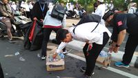 Massa Aksi 67 Tinggalkan Bareskrim Sambil Bersihkan Sampah