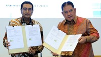 Kedua belah pihak menunjukan hasil perjanjian kerjasama tersebut. Foto: dok. BRI