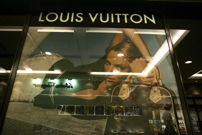 Brand lainnya yang sering dibaca salah adalah label asal Perancis dari tahun 1954 berikut ini. Kebanyakan orang masih membacanya seperti dalam bahasa Inggris, yaitu lu-is vi-ton. Namun sebenarnya adalah loo-ee vee-tonn. Foto: Getty Images