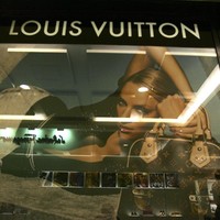 Brand lainnya yang sering dibaca salah adalah label asal Perancis dari tahun 1954 berikut ini. Kebanyakan orang masih membacanya seperti dalam bahasa Inggris, yaitu lu-is vi-ton. Namun sebenarnya adalah loo-ee vee-tonn. Foto: Getty Images