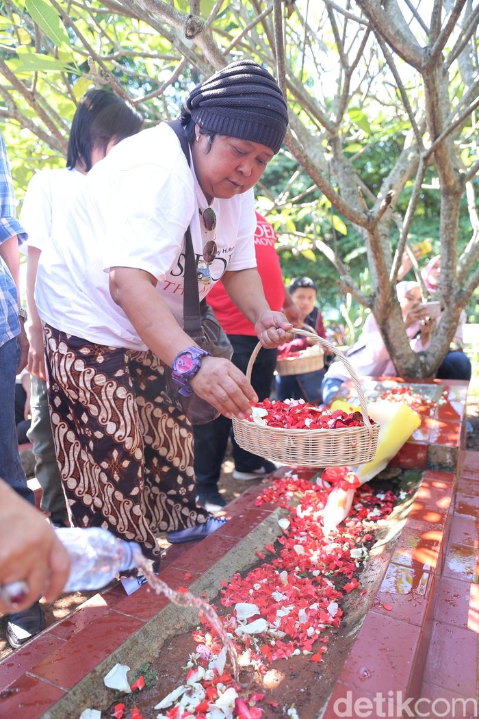 Ketika Si Doel Cs Ziarah ke Makam Pak Tile