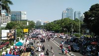 Massa aksi 67 tiba di depan Gedung Bareskrim, Jalan Medan Merdeka Timur, Jakarta Pusat. Kebanyakan massa aksi mengenakan baju berwarna putih. (Foto: Nur Azizah Rizki Astuti/ detikcom)