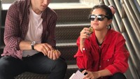 Tertulis Brudder and Sissy, Selena Gomez pun terlihat memegang sekotak popcorn sebagai camilannya kala itu. Foto: Instagram @selenagomez