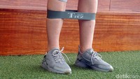 Resistance band merupakan salah satu alat olahraga berbentuk karet tebal. Biasanya digunakan untuk olahraga pengencangan otot. (Foto: Frieda Isyana Putri/detikHealth)