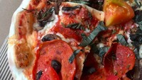 Dari unggahan fotonya di Instagram, pemilik nama lengkap Ratna Kharisma Adzana ini sepertinya doyan makan. Kali ini pizza dengan topping pepperoni yang ia pamerkan. Foto: Instagram adzanabs