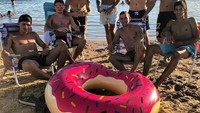 Lihat saja kebersamaan Lucas satu ini. Sepertinya Lucas tipe orang yang asyik diajak liburan rame-rame. (Instagram/@ltorreira34)