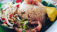 Cumi cabe ijo juga mantap disadingkan dengan si sedap tutug, apalagi kalau ditaburi bawang goreng renyah dan dialasi daun pisang seperti hasil jepretan @nonastrie. Foto: Instagram