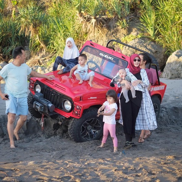 Zaskia Adya Mecca dan keluarga tengah berlibur ke DI Yogyakarta. Salah satu aktivitas liburan serunya adalah wisata naik jeep di Pantai Parangtritis (zaskiadyamecca/Instagram)