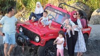 Zaskia Adya Mecca dan keluarga tengah berlibur ke DI Yogyakarta. Salah satu aktivitas liburan serunya adalah wisata naik jeep di Pantai Parangtritis (zaskiadyamecca/Instagram)