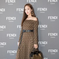 Penyanyi K-Pop Jessica Jung juga eksis di Paris Fashion Week Haute Couture. Hadiri fashion show Fendi, mantan personel Girls Generation ini mengandalakan gaun strapless bermotif mongoram Fendi yang ikonik itu. (Foto: Getty Images)