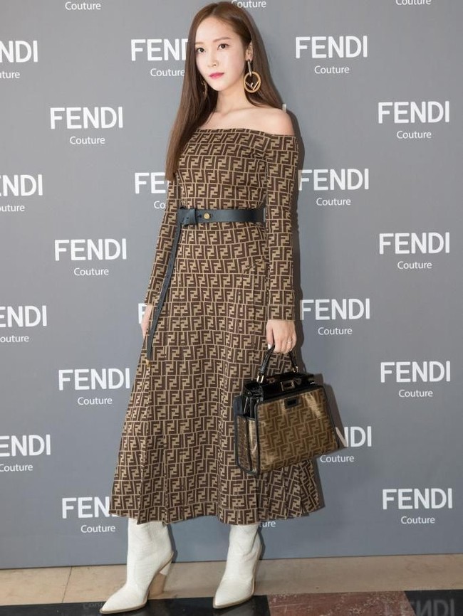 Penyanyi K-Pop Jessica Jung juga eksis di Paris Fashion Week Haute Couture. Hadiri fashion show Fendi, mantan personel Girls Generation ini mengandalakan gaun strapless bermotif mongoram Fendi yang ikonik itu. (Foto: Getty Images)