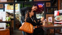 “Santai siang sambil senyum,” tulis Adzana sebagai keterangan foto ini. Segelas milk tea jadi pilihan Adzana untuk menikmati waktu bersama Rizky. Foto: Instagram adzanabs