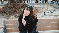 Masih liburan di Jepang, Febby asyik menikmati es krim matcha dengan pemandangan taman indah. Terbukti nih, selain ngopi, Febby juga hobi makan es krim. Foto: Instagram @febbyrastanty