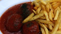 Boulet au Sauce Lapin ini artinya bakso dalam saus kelinci. Tapi bukan terbuat dari daging kelinci melainkan campuran daging sapi dan babi. Disajikan hangat dengan saus merah asam manis dan potongan kentang goreng. Foto: Istimewa