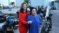 Mpok Atiek ditemui di Gedung Trans TV, Tendean, Jakarta Selatan pada Jumat (6/7) bersama Asti Ananta. Foto: (Foto: Ismail/detikHOT)