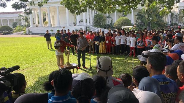 Presiden Jokowi bagi-bagi jaket Asian Games
