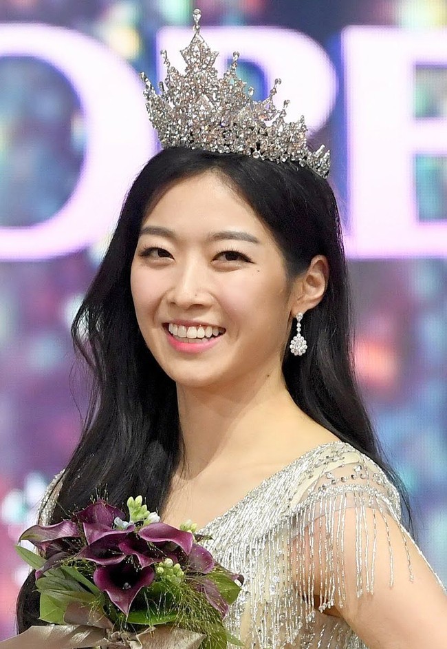 Soo Min Kim asal Gyeonggi menjadi pemenang Miss Korea yang ke-62. Atas kemenangannya itu, ia berhak membawa pulang hadiah senilai USD 90 ribu atau sekitar Rp 1,2 miliar, yang setengahnya berupa beasiswa. Foto: Dok. Koreaboo/Yonhap Photo