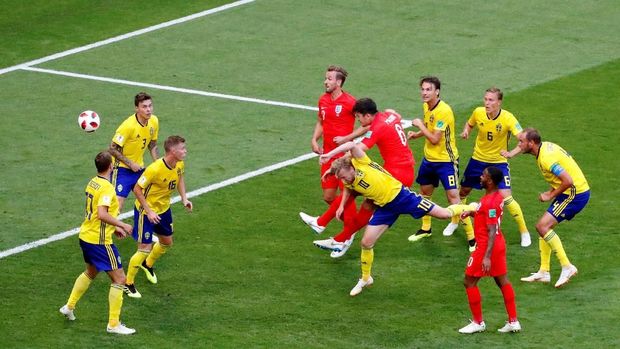 Fokus pemain Swedia menjaga Kane dimanfaatkan Harry Maguire untuk mencetak gol.