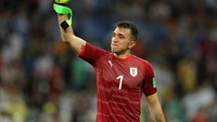 Kiper Uruguay, Fernando Muslera melakukan blunder. Ya, Muslera salah mengantisipasi perubahan arah bola. Foto: Getty Images