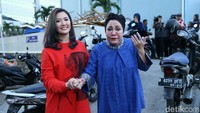 Tak hanya Asty, Mpok Atiek juga merasa bersyukur atas perhatian anak angkatnya, Silvy, di hari tuanya. Foto: (Foto: Ismail/detikHOT)