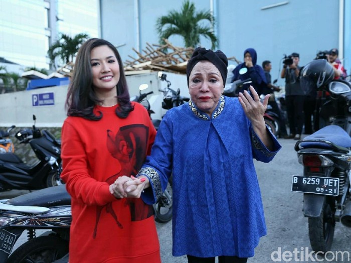 Mpok Atiek dan Asti Ananta