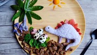 Si kecil penggemar dinosaurus? Bisa loh dibuatkan makanan ini. Stegosaurus dibuat seperti berada di hutan. Makanannya terdiri dari nasi, telur, bayam, daging hingga buah. Wah, seru nih pasti acara makan si kecil.Foto: Instagram @napu88