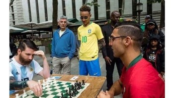 Ternyata, Messi, Ronaldo, dan Neymar gagal di Piala Dunia 2018 karena fokus ke pertandingan catur. Foto: Internet