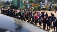 Antrean sendiri sudah mengular sejak pukul 08.00 WIB. Foto: Puti Aini Yasmin