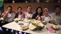 Rini juga sempat mencicipi durian. Foto: Dok. Kementerian BUMN