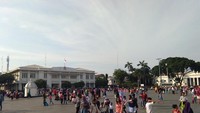 Terlihat ada warga yang bersepeda di Taman Fatahillah, ada pula yang sekedar berjalan-jalan dan berfoto. Kebanyakan pengunjung kawasan Kota Tua terlihat membawa anak mereka. (Foto: Yuni Ayu Amida/detikcom)