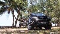 Untuk mobil Toyota made in Indonesia yang masih laris manis di luar negeri. Kembali dikuasai SUV Fortuner yang menjadi primadona ekspor CBU kendaraan bermerek Toyota dengan total pengapalan sebanyak 7.890 unit atau berkontribusi sebesar 26% sepanjang bulan dua bulan pertama 2019. Foto: M Luthfi Andika