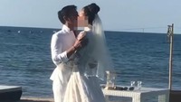 Setelah resmi menikah, Dimas dan Nadine saling berciuman mesra. Foto: Nadine Chandrawinata dan Dimas Anggara (dok. Instagram)