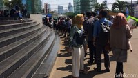 Antrean panjang tak menyurutkan semangat mereka mencari pekerjaan di bursa kerja ini. Foto: Puti Aini Yasmin
