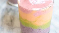 Wih, smoothies cantik berwarna pastel ini sepertinya buatan Khloe. Ia pun sempat membagikan resepnya untuk para penggemar.Foto: Instagram khloekardashian