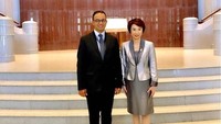 Foto: Anies sempat berfoto dengan Ketua Komite Wali Kota Singapura, Low Yen Ling. Anies rencananya akan kembali ke Jakarta pada Minggu (8/7) esok. Dia dan rombongan berangkat ke Singapura pada Jumat (6/7) malam. (Dok Istimewa).