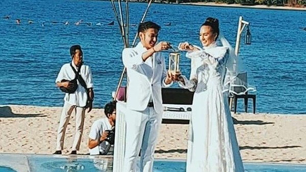Air Mata Mpok Atiek, Romantisnya Pernikahan Dimas-Nadine Chandrawinata