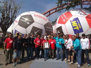 6 Bola Raksasa Transmart Carrefour Sukses Pecahkan Rekor Muri