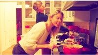 Wah ternyata mantan Calvin Harris ini juga pintar masak. Ini salah satu kenangan Taylor saat sedang memasak spaghetti bersama salah satu sahabatnya.Foto: Istimewa
