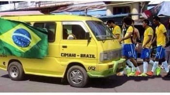 Tim nasional Brasil tampak menaiki angkot untuk pulang ke negaranya. (Foto: Internet)