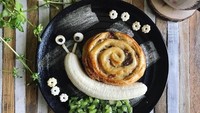 Cinnamon roll dengan tambahan buah pisang ternyata bentuknya mirip sekali dengan siput ya.Foto: Instagram @napu88