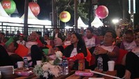 Rini tampak santai mengikuti jalannya pertandingan didampingi sejumlah bos BUMN. Foto: Dok. Kementerian BUMN