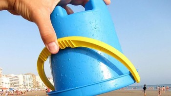 Ketika si ember berukuran lebih besar kedua manusia ini. (Foto: Brightside)