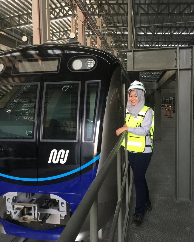 Profesi menjadi masinis bukanlah pekerjaan yang umum dilakoni oleh wanita. Tapi, Tiara jadi salah satu dari enam masinis wanita yang terpilih dan bertugas di MRT Jakarta. Foto: Dok. Instagram/@tiaraalincia